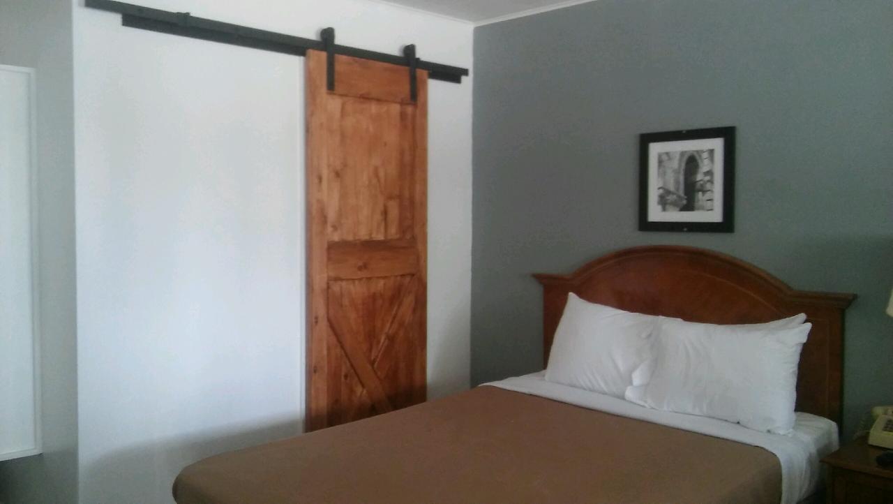 The Oak Motel La Grange